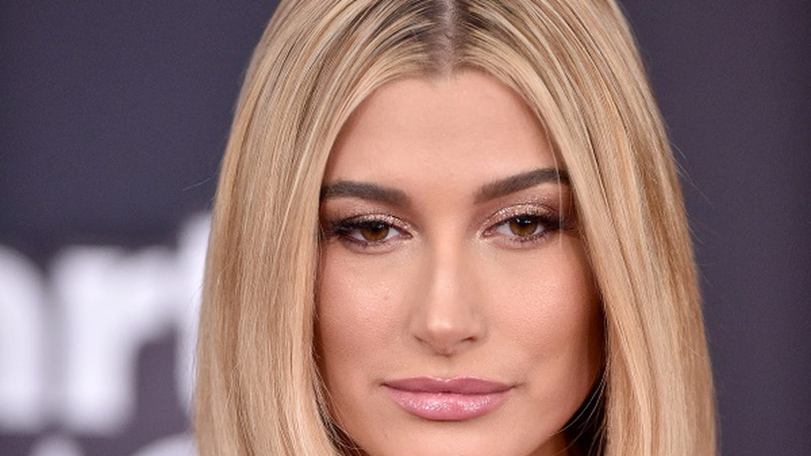 Hailey Baldwin, avec un carré