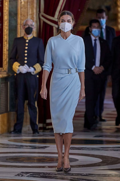 Letizia d'Espagne en robe fourreau bleu ciel
