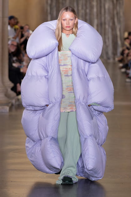 Doudoune pastel, pantalon bleu et top imprim&eacute; aper&ccedil;us sur le d&eacute;fil&eacute; Holzweiler