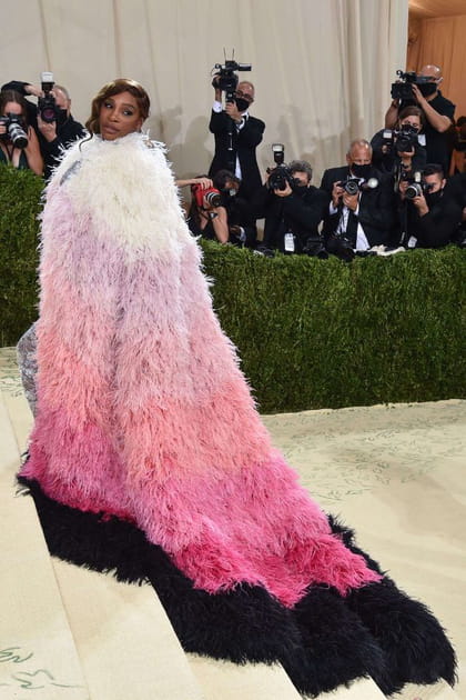 Serena Williams en long manteau à plumes façon dégradé de roses