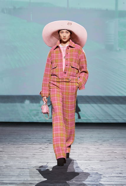 Veste à carreaux rose et orange, pantalon coordonné et capeline aperçus sur le défilé Chanel