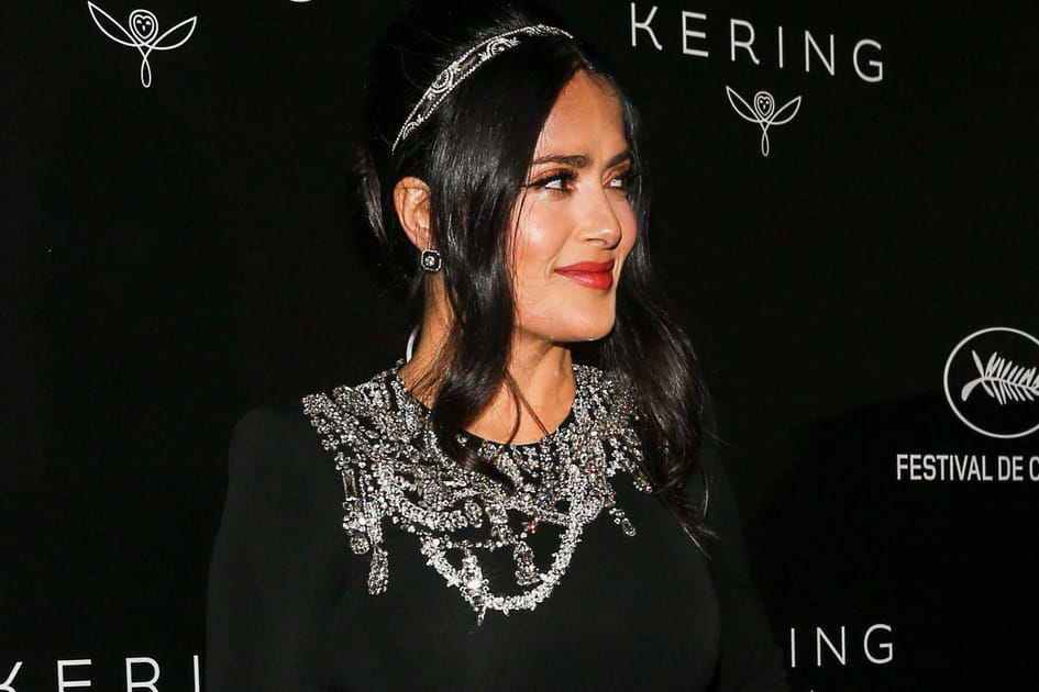 Salma Hayek avec un serre-t&ecirc;te noir &agrave; strass
