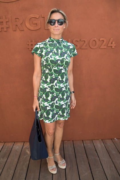 Anne-Sophie Lapix en robe courte à l'imprimé tropical