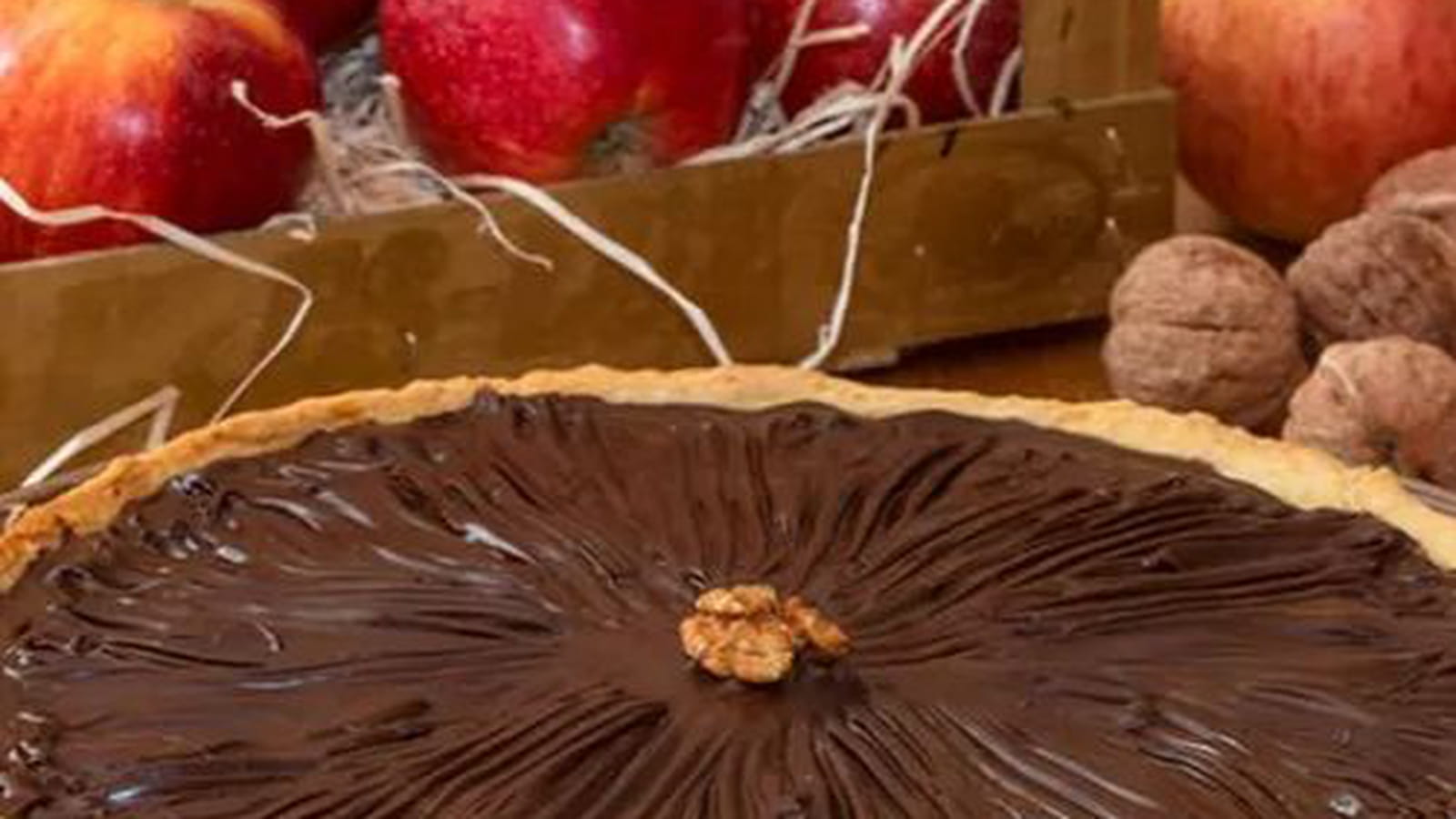 Tarte aux pommes, noix et chocolat