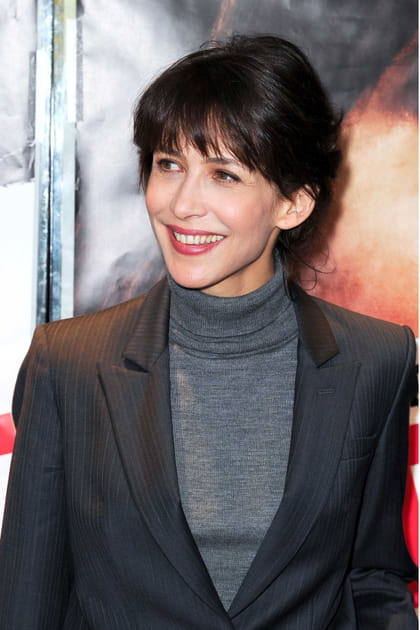 Sophie Marceau en col roulé gris et veste noire