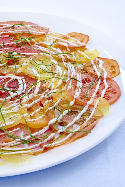 Carpaccio de tomates, crème fraîche aux quatre épices et oseille
