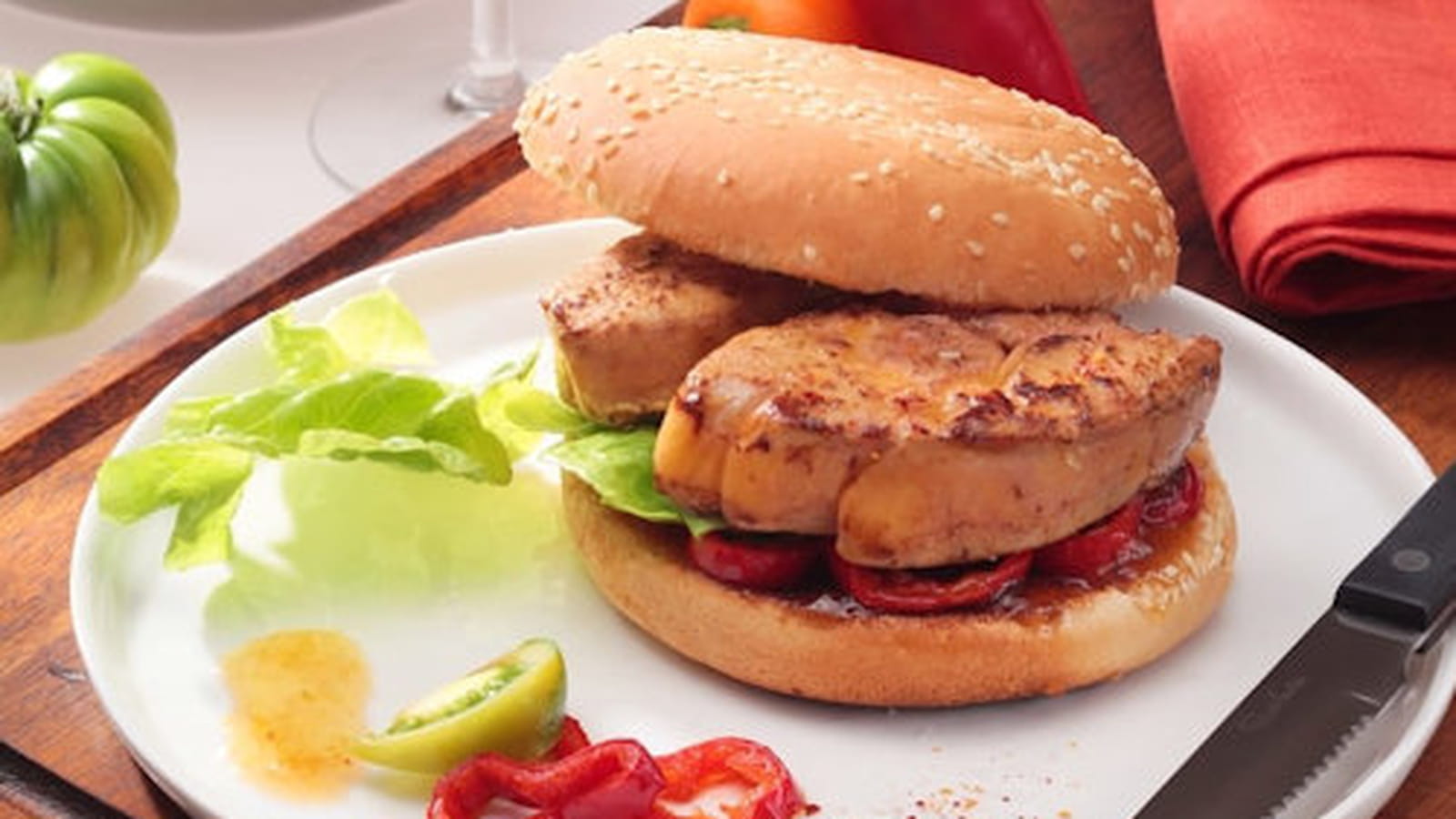 Hamburger de foie gras, tomates et poivrons
