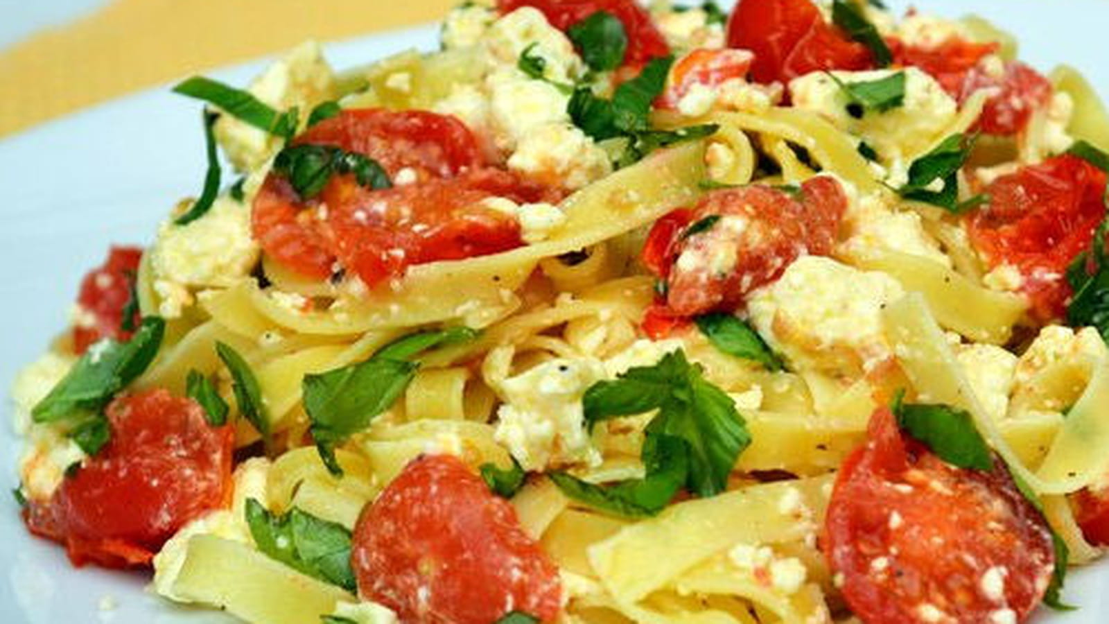 Tagliatelle à la feta, tomates cerise et basilic