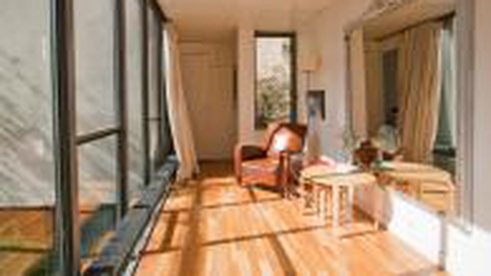 Un miroir d'époque dans une maison contemporaine