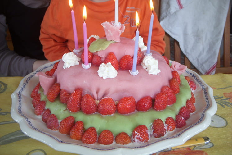 Recette De Gateau D Anniversaire A La Mousse De Framboise Pate D Amande Et Creme Chantilly La Recette Facile