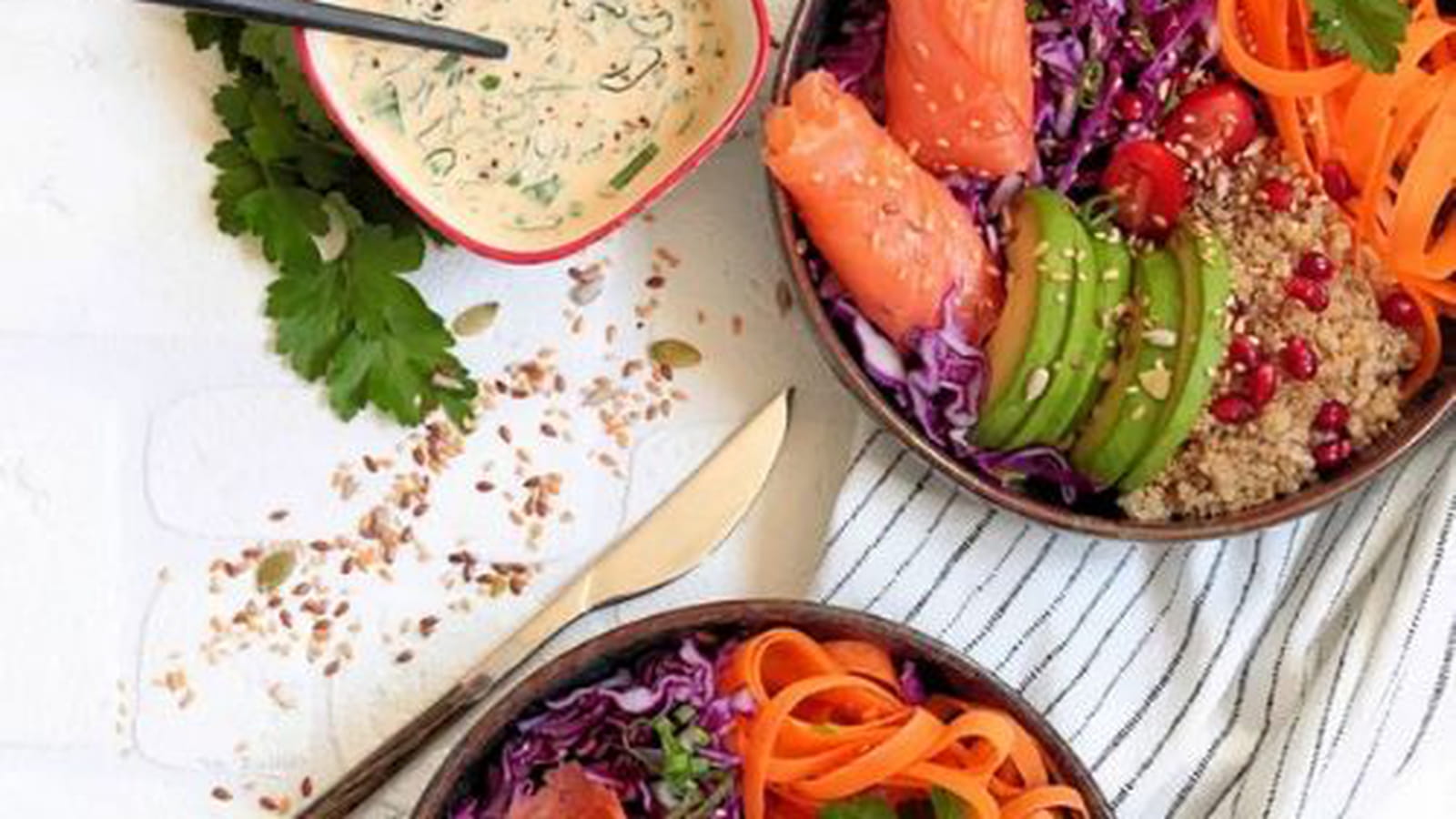 Poke Bowl au saumon fumé, quinoa, grenade, chou rouge et carottes