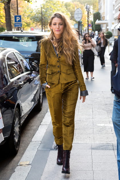 Blake Lively en costume en velours