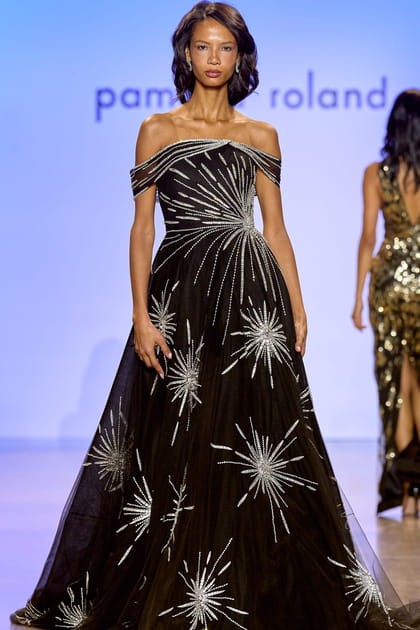 Robe noire brod&eacute;e &agrave; encolure Bardot aper&ccedil;ue sur le d&eacute;fil&eacute; Pamella Roland