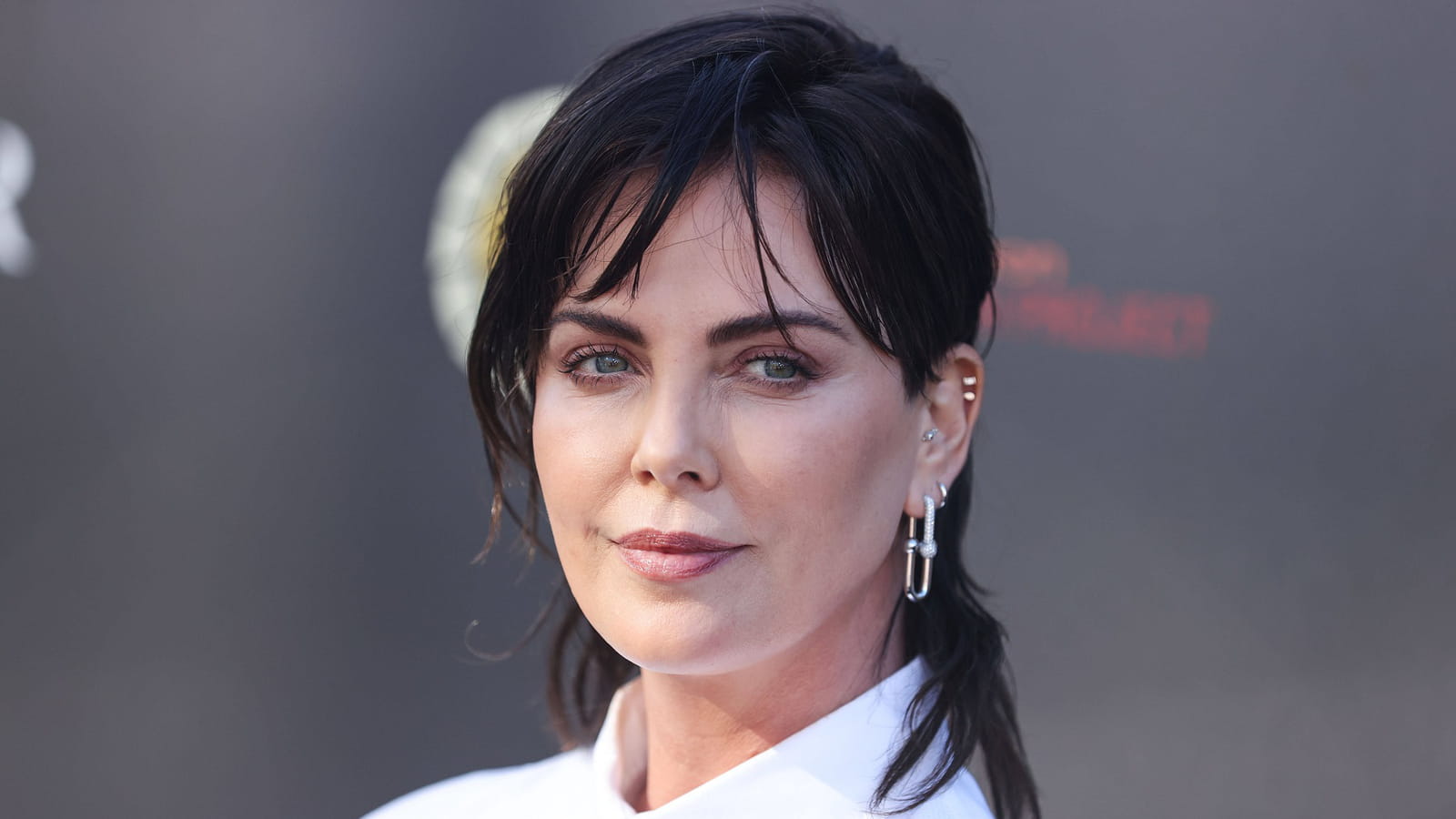 Charlize Theron et sa coupe mulet