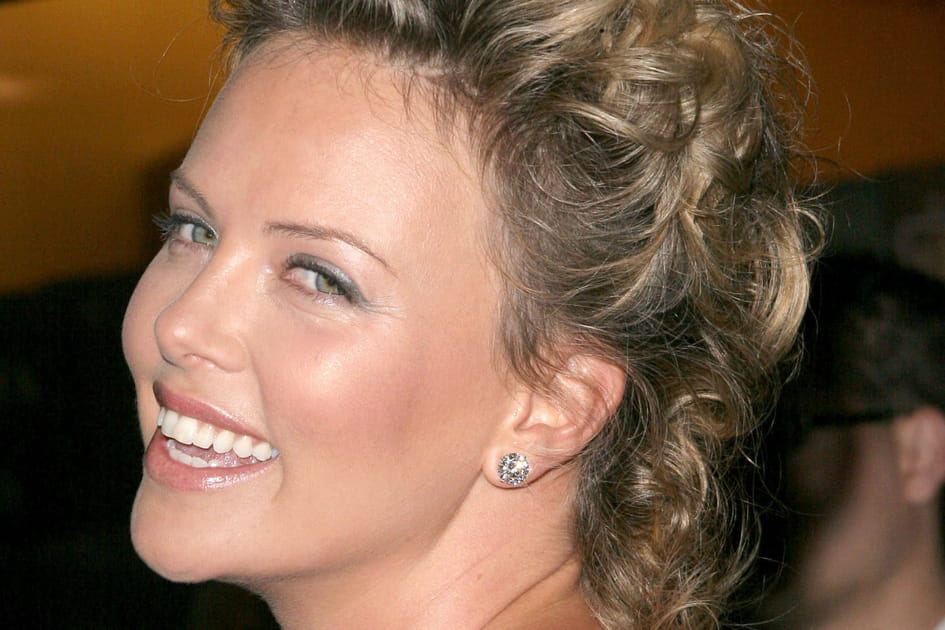 Le chignon torsad&eacute; de Charlize Theron