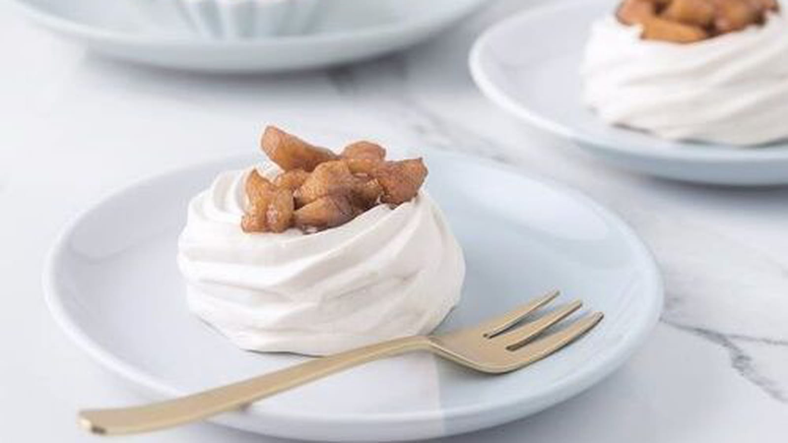 Nids de meringue aux pommes caramélisées