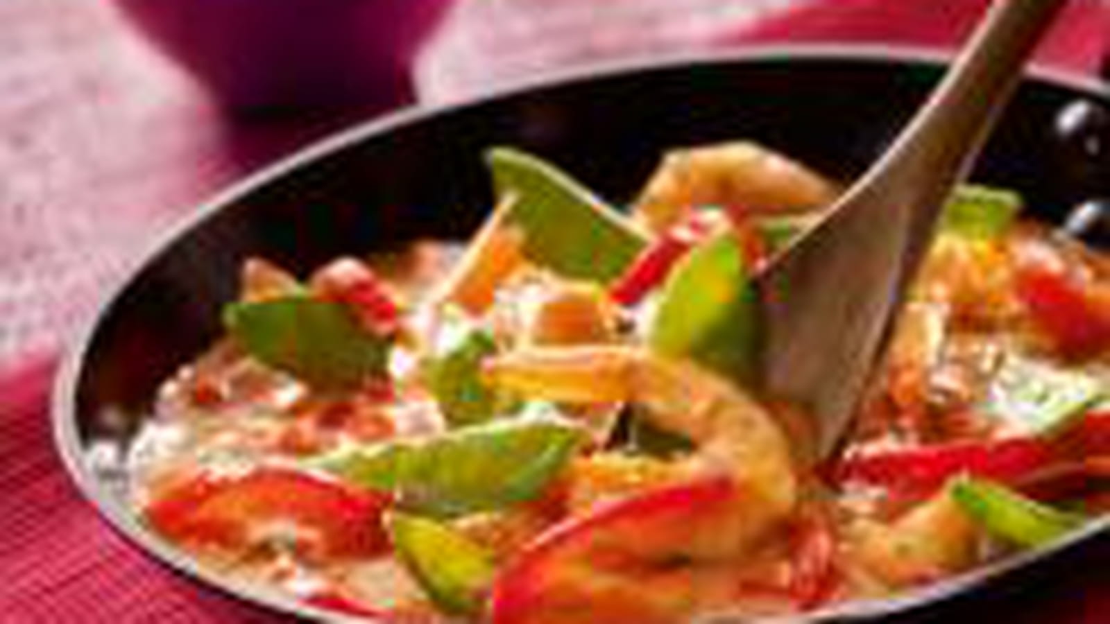 Crevettes au curry rouge