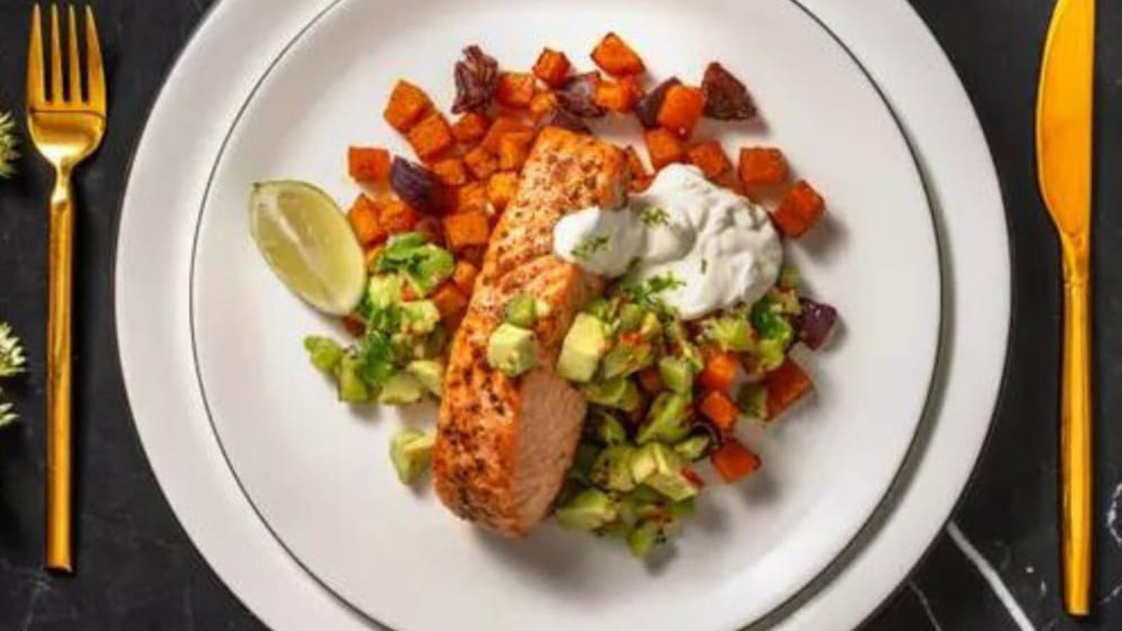 Saumon rôti, crema et salsa kiwi-avocat avec du potiron et de la coriandre