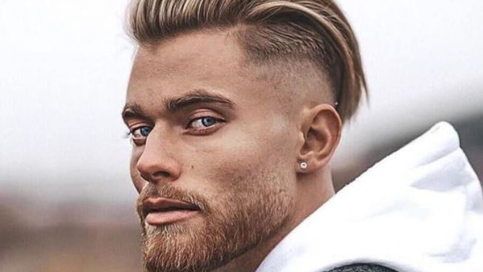 Undercut et cheveux blonds
