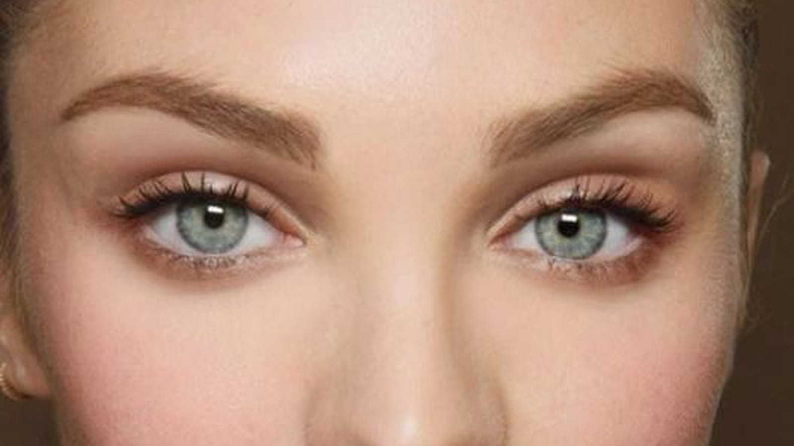 Mascara noir et paupières glossy