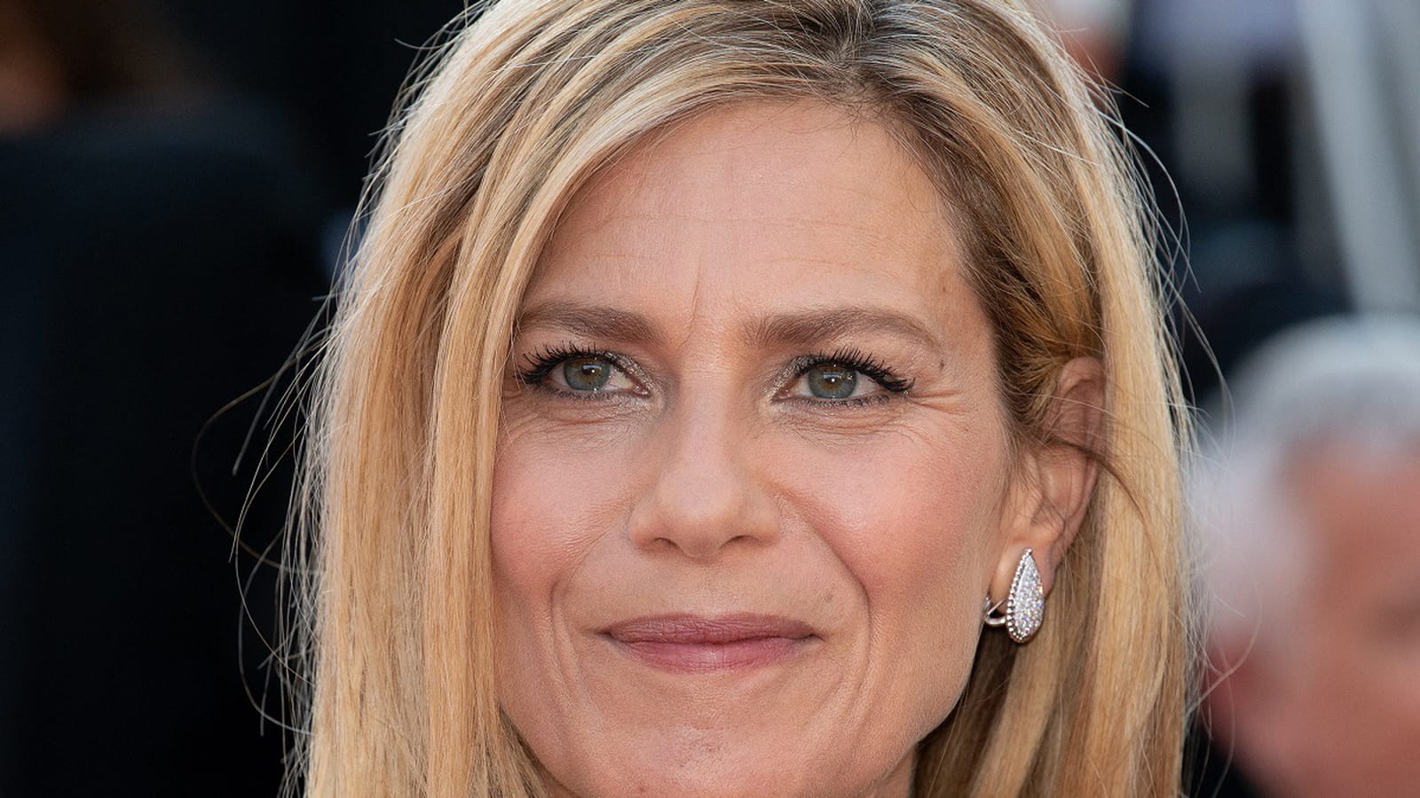 Marina Foïs, cheveux longs