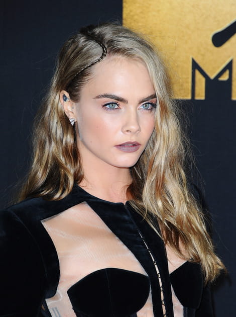 La raie tress&eacute;e de Cara Delevingne