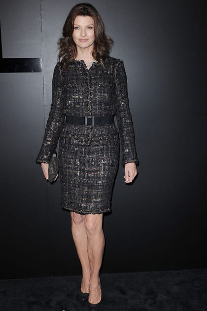 Linda Evangelista en robe en tweed ceintur&eacute;e