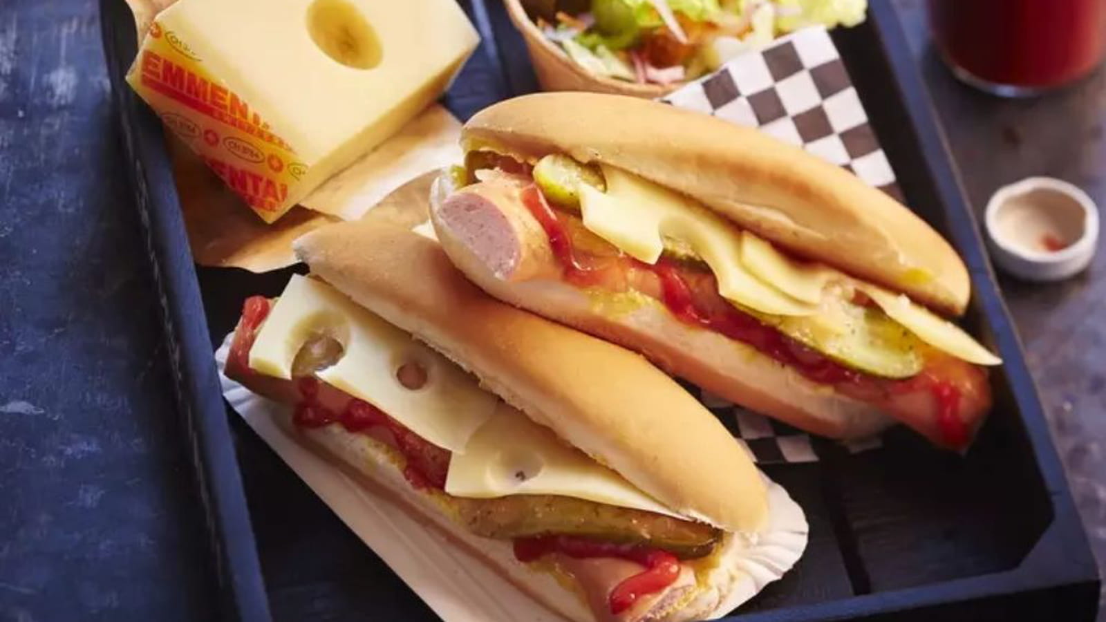 Hot dog à la saucisse de Francfort et Emmentaler AOP suisse