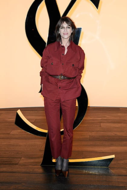 Charlotte Gainsbourg en ensemble bordeaux et talons aiguilles