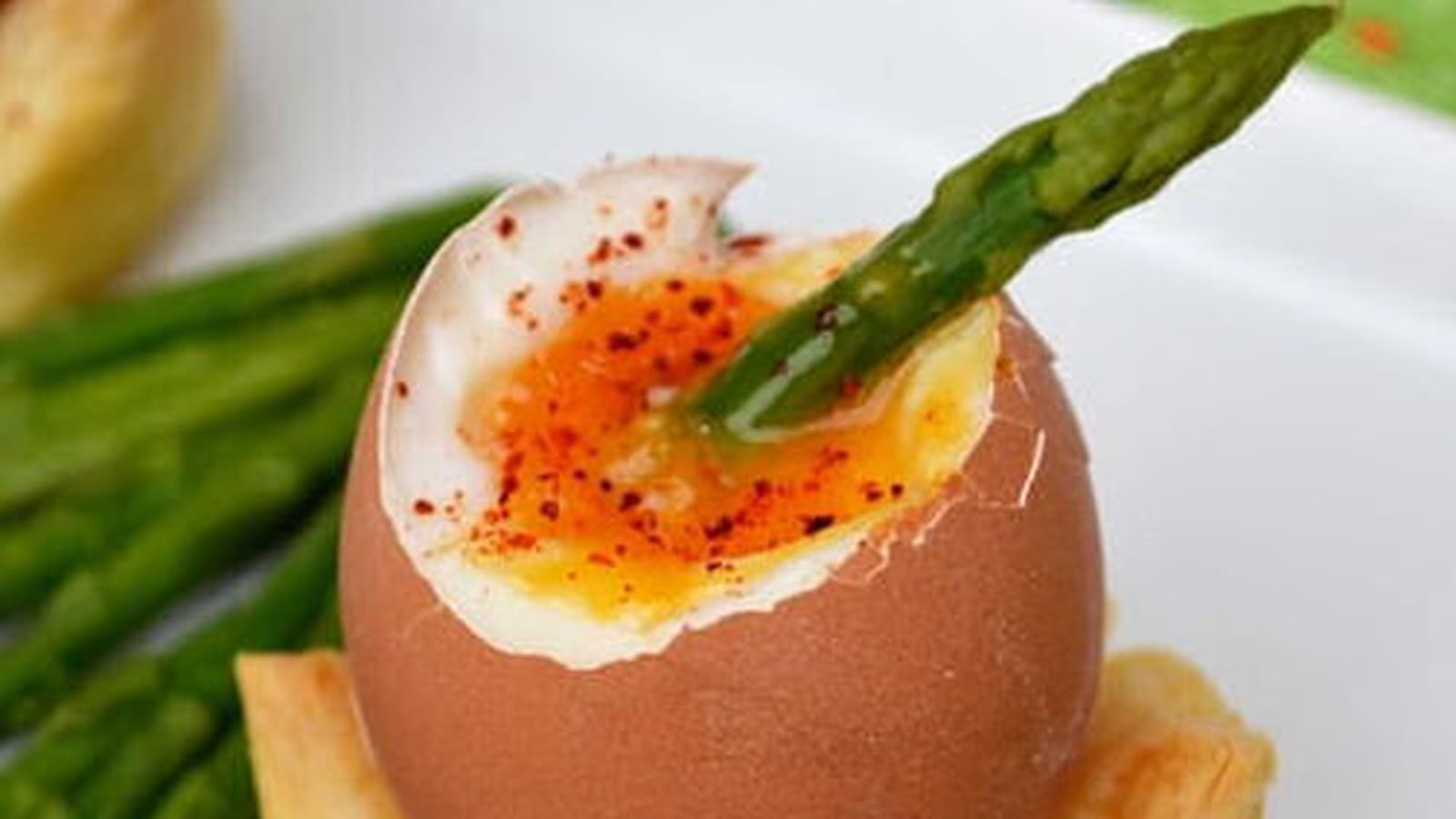Oeuf à la coque sur son nid feuilleté, mouillettes d'asperges vertes