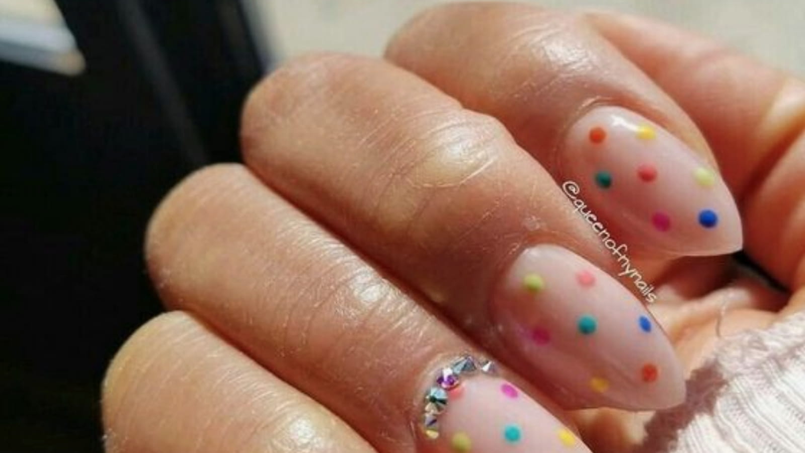 Une manucure multicolore à pois