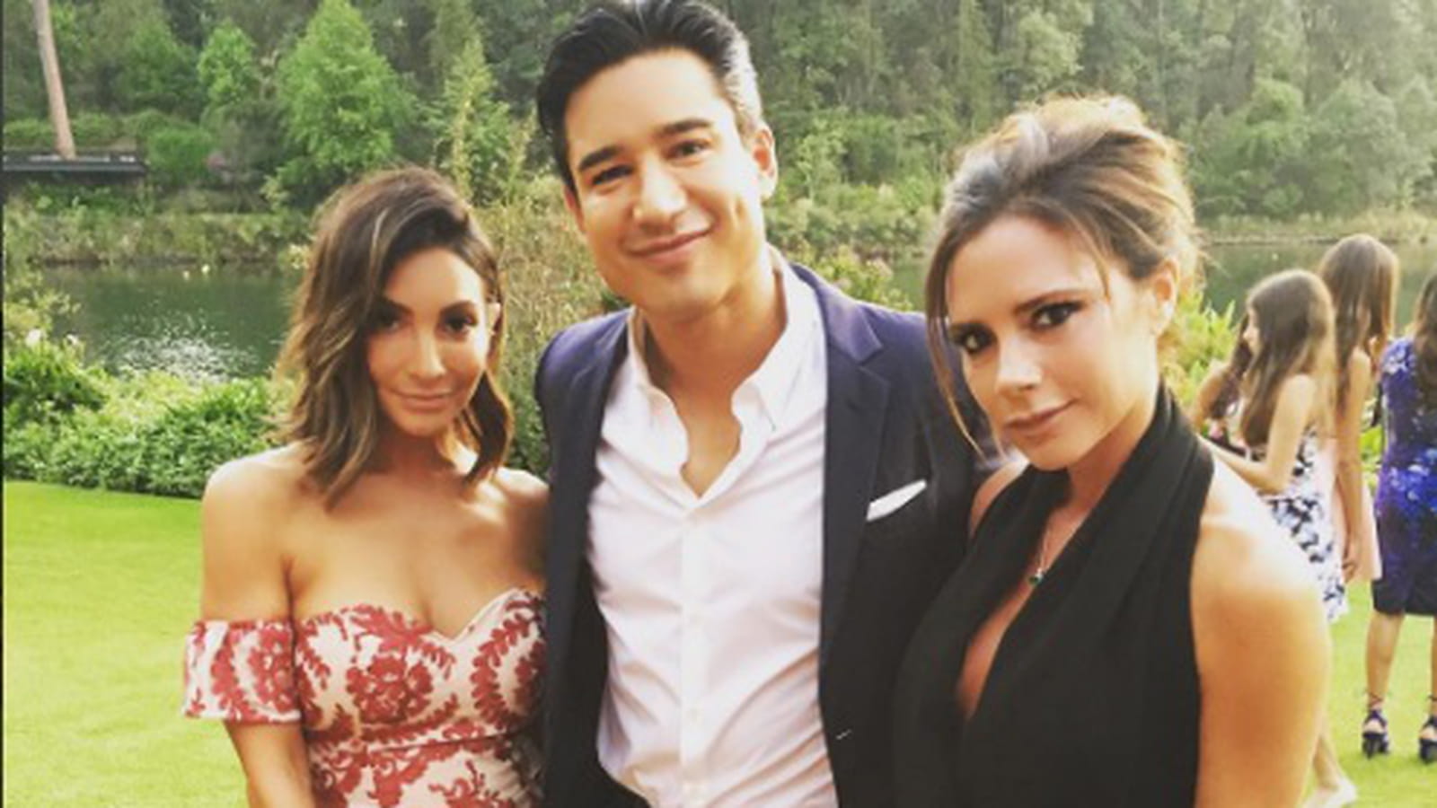 Courtney et Mario Lopez posent avec Victoria Beckham