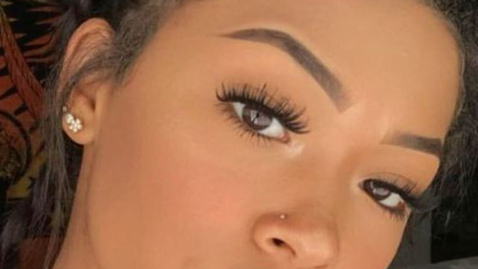 Le strass simple sur l'aile du nez