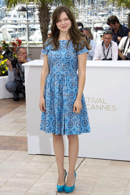 Léa Seydoux en robe courte bleu ciel