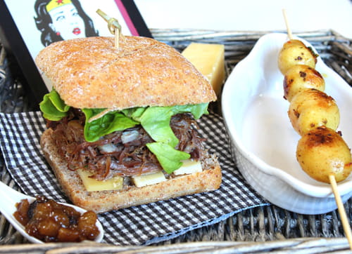 Burger au confit de canard, cantal, chutney de poires et brochette de pommes de terre grenaille