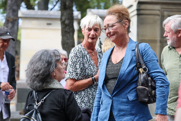 Catherine Frot salue la foule aux obs&egrave;ques de Dominique