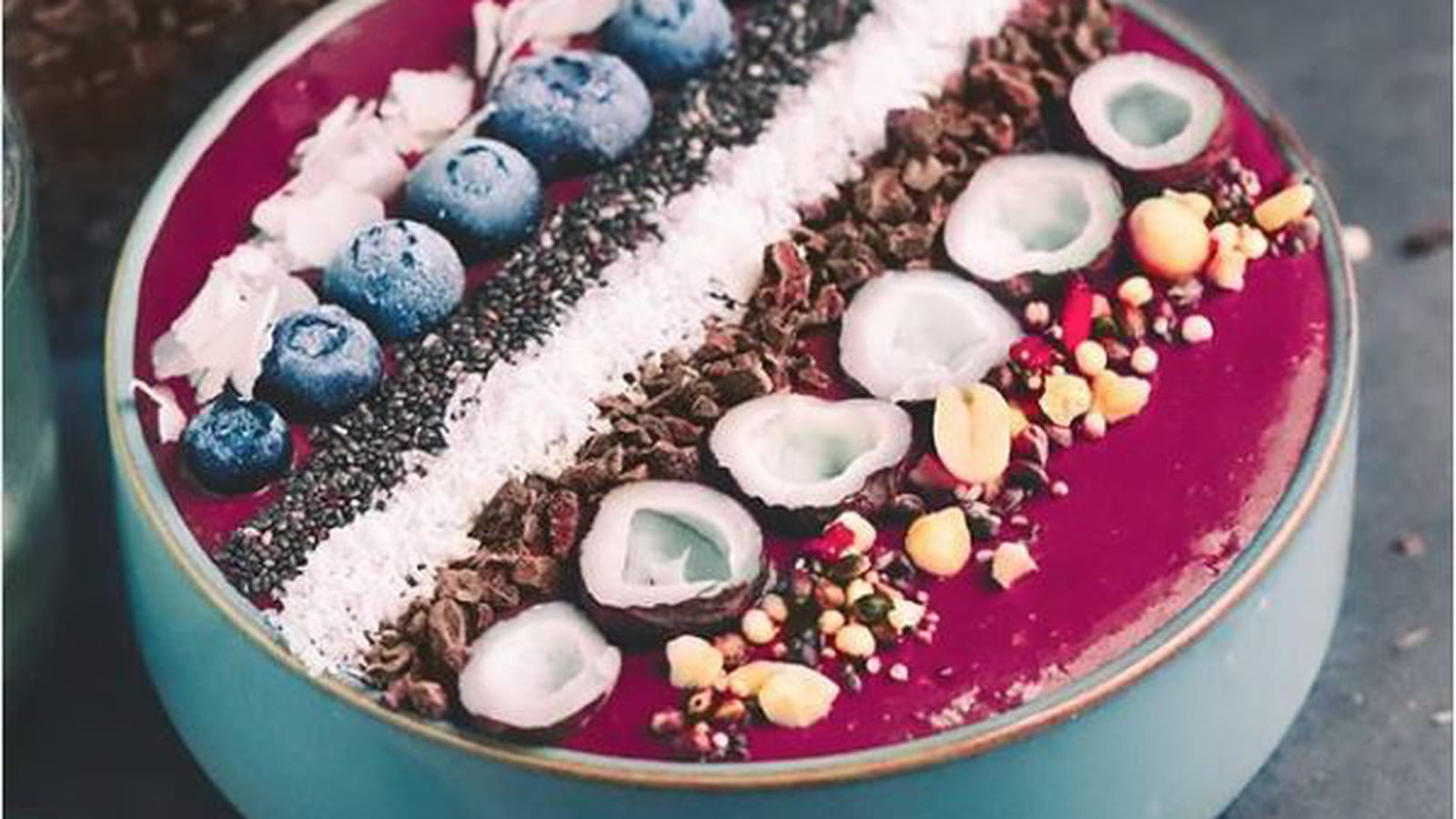 Berry smoothie bowl