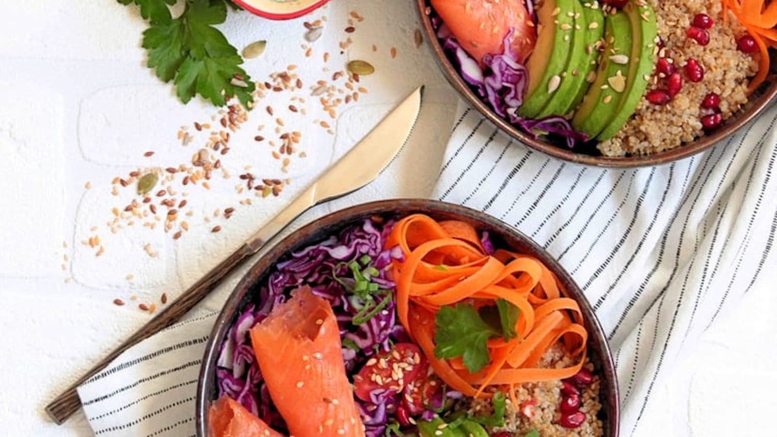 Poke Bowl au saumon fumé, quinoa, grenade, chou rouge et carottes