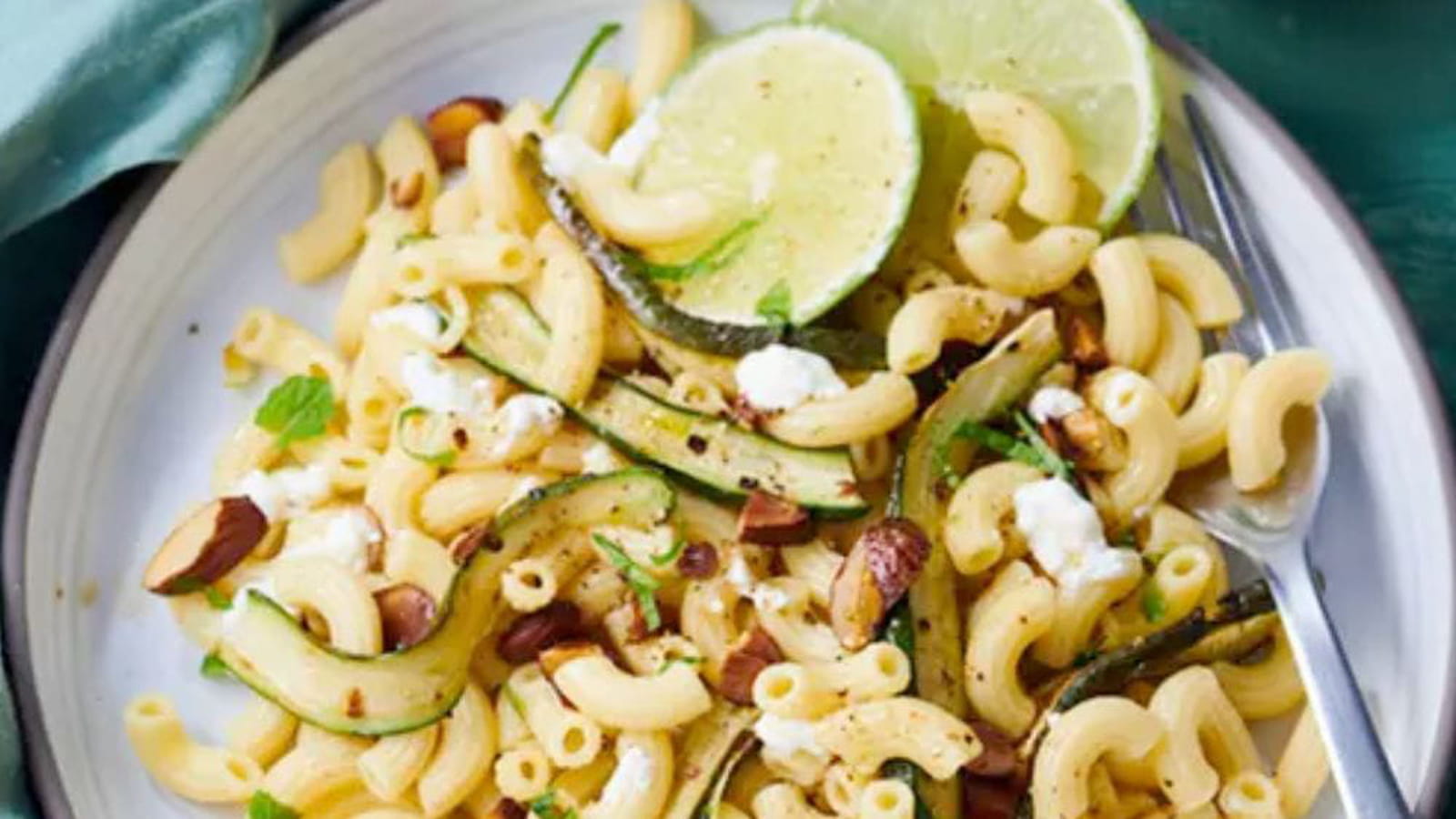 Salade de grandes coquillettes à la menthe et aux courgettes grillées
