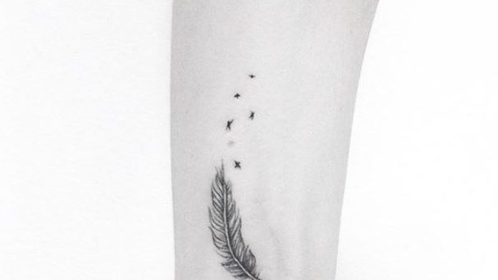 Tatouage plume sur le poignet