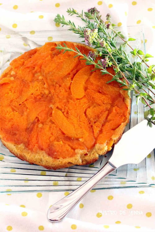Gâteau fondant aux abricots parfumés au romarin