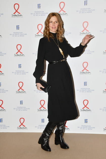 Sandrine Kiberlain en robe midi et bottes en cuir