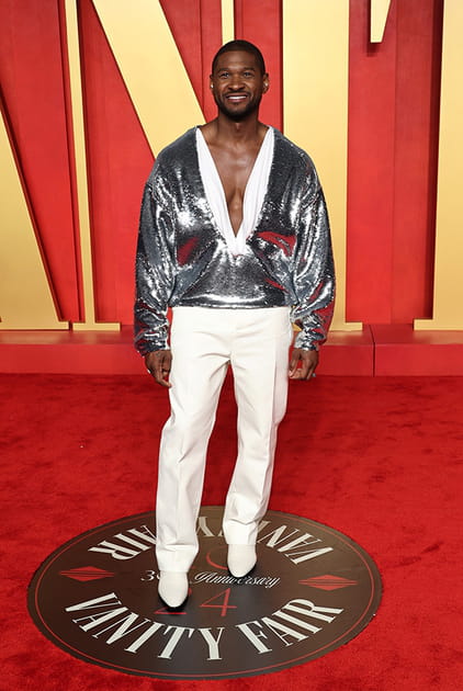 Usher en top à sequins argentés et pantalon blanc Valentino