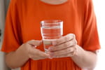 Chaleur : boire ce nombre de verres d'eau réduit de 50% le risque de crise cardiaque