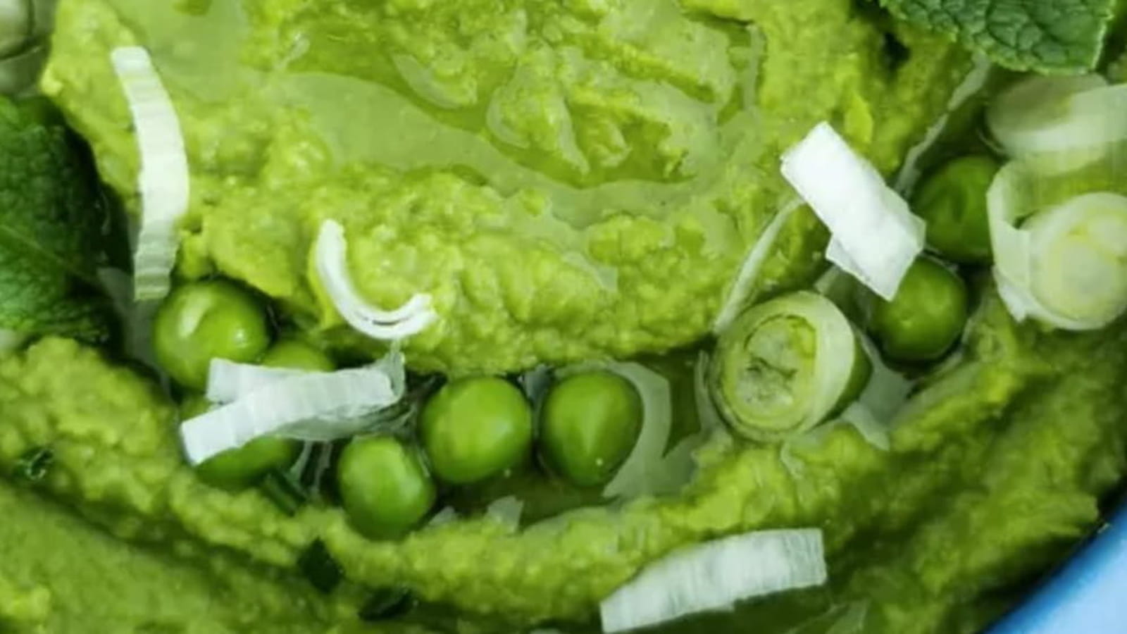Houmous de petits pois à la menthe et à l'huile de colza