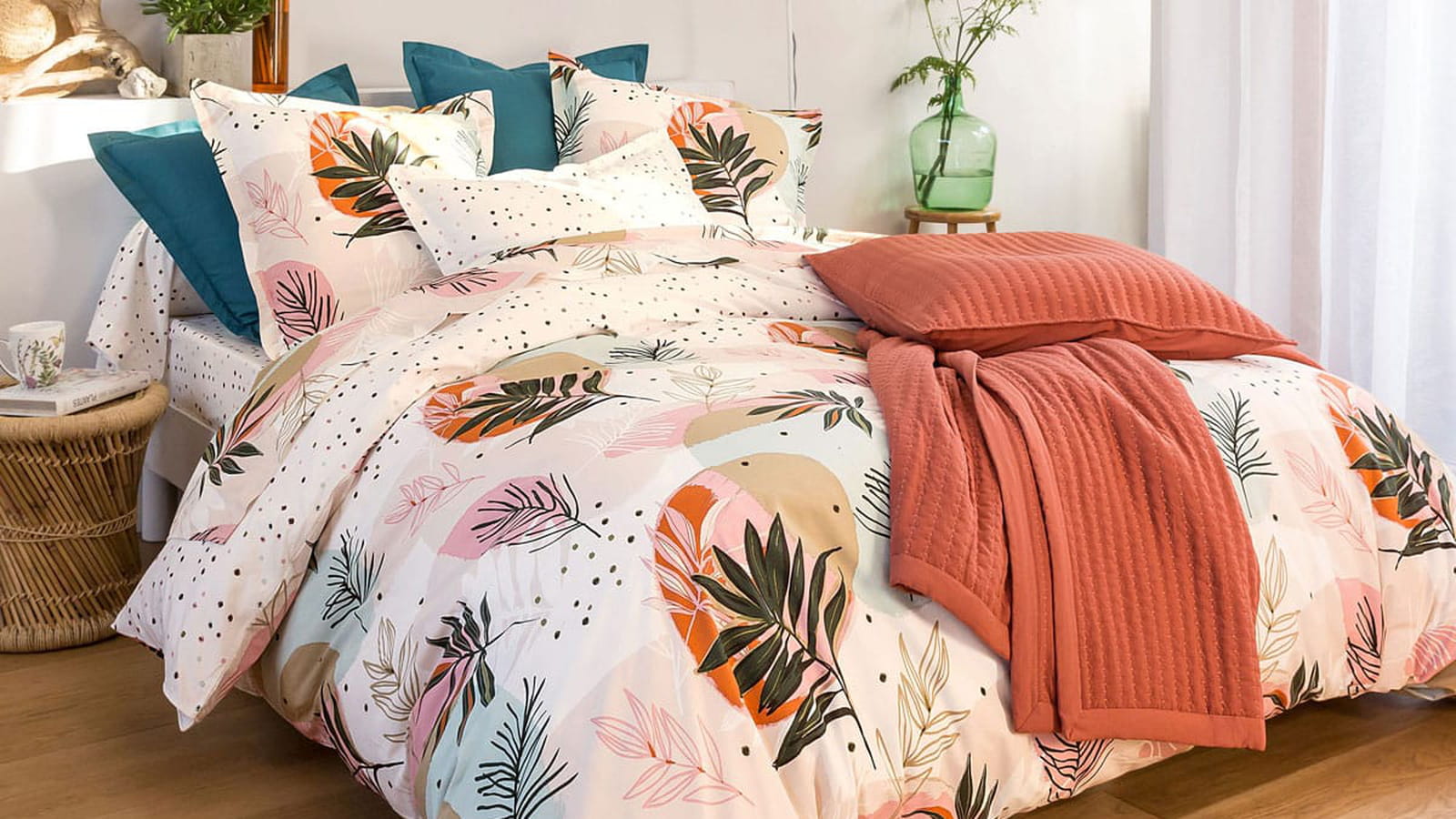 Du linge de lit à motifs colorés
