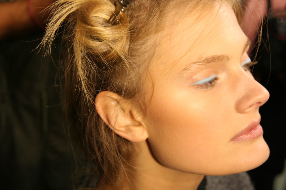 Backstage maquillage d&eacute;fil&eacute; Anthony Vaccarello&nbsp;: Zoom sur le maquillage du regard