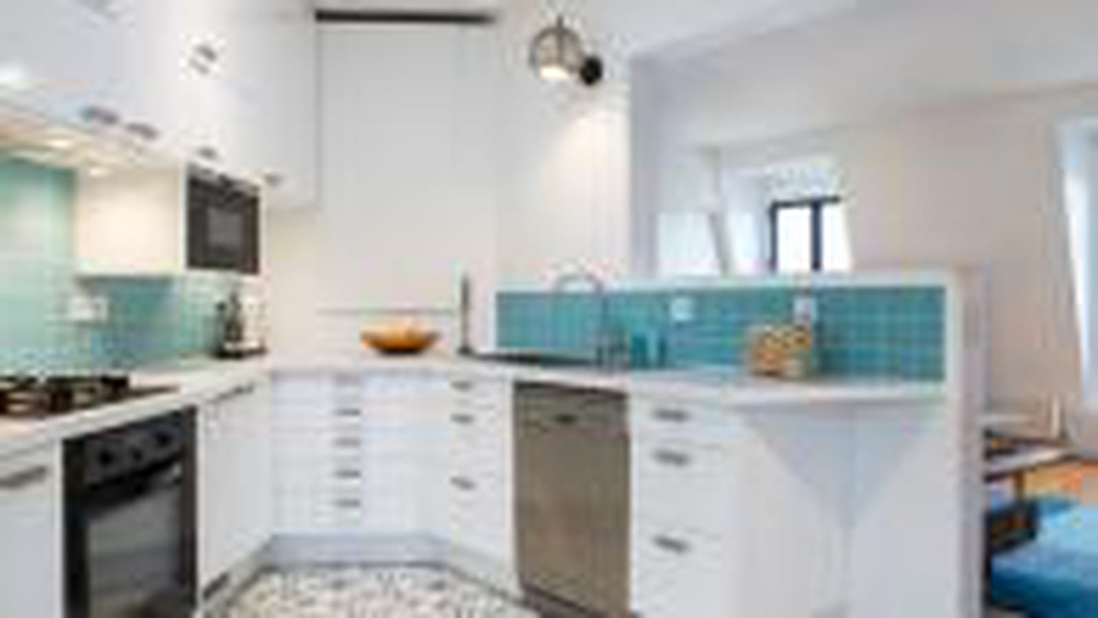 Cuisine ouverte blanc et turquoise