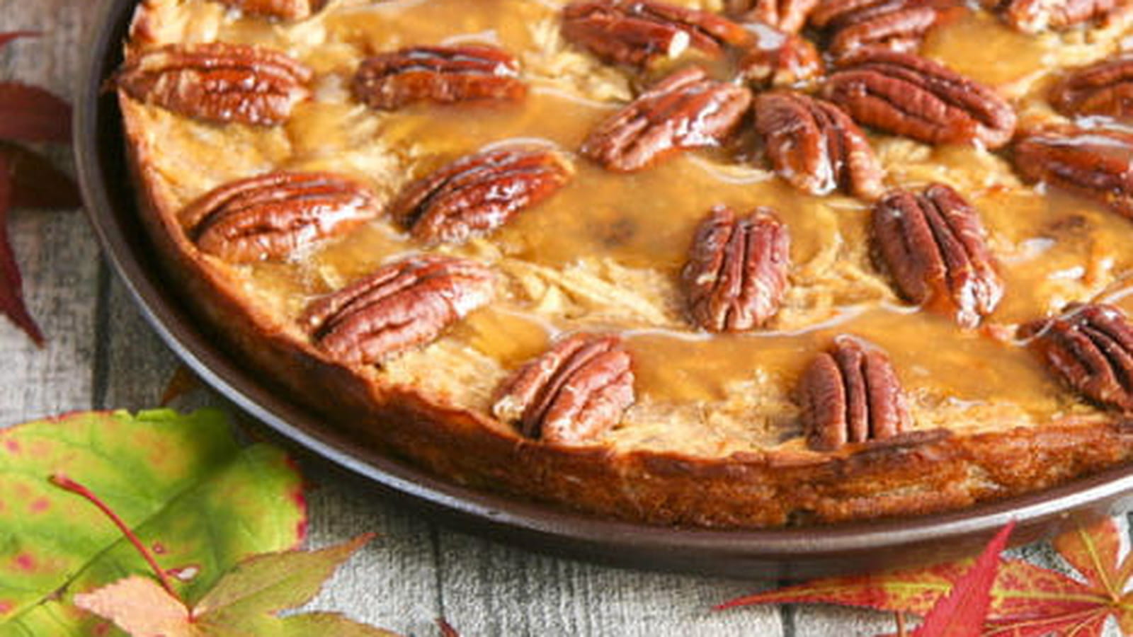 Gâteau aux pommes, noix de pécan et caramel