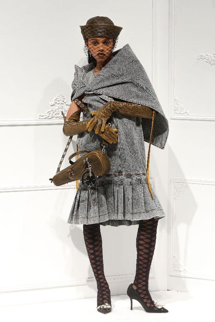 Robe en jean gris et accessoires en daim aper&ccedil;us sur le d&eacute;fil&eacute; Vaquera